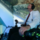 Foto: Gene Lee en los controles del simulador de vuelo. Crédito: Lisa Ventre / Universidad de Cincinnati.